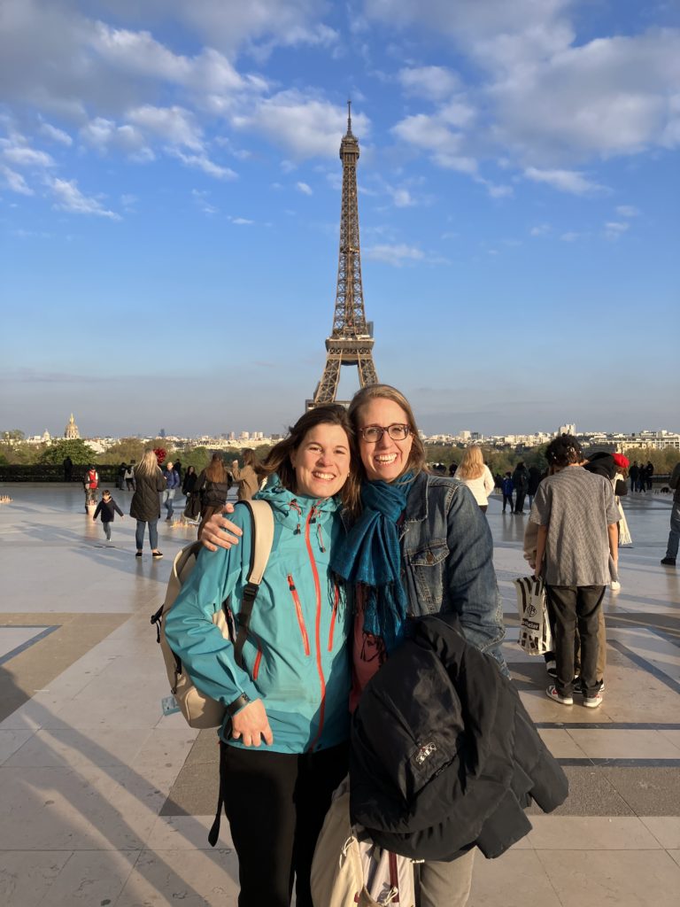 Dévaki et Carole devant la tour Eifel à Paris, après une formation en haptonomie